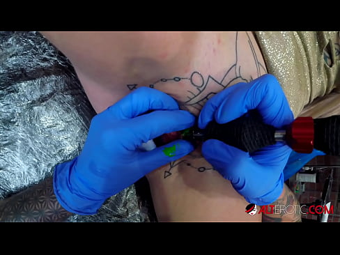 ❤️ Extrem tattooed Hottie Sully Savage krut en Tattoo op hirem Klitoris Porno vk bei eis lb.teatroporno.ru ☑
